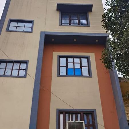 ורנאסי Namo Guest House Only For Indians מראה חיצוני תמונה