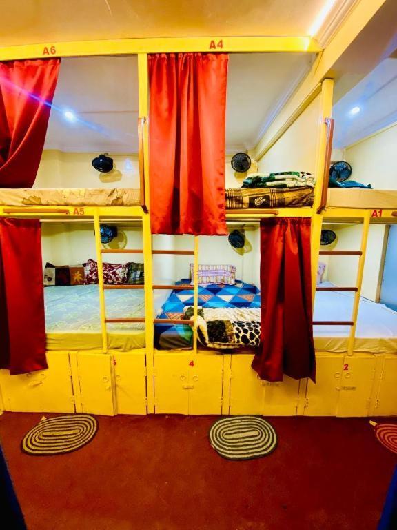 ורנאסי Namo Guest House Only For Indians מראה חיצוני תמונה