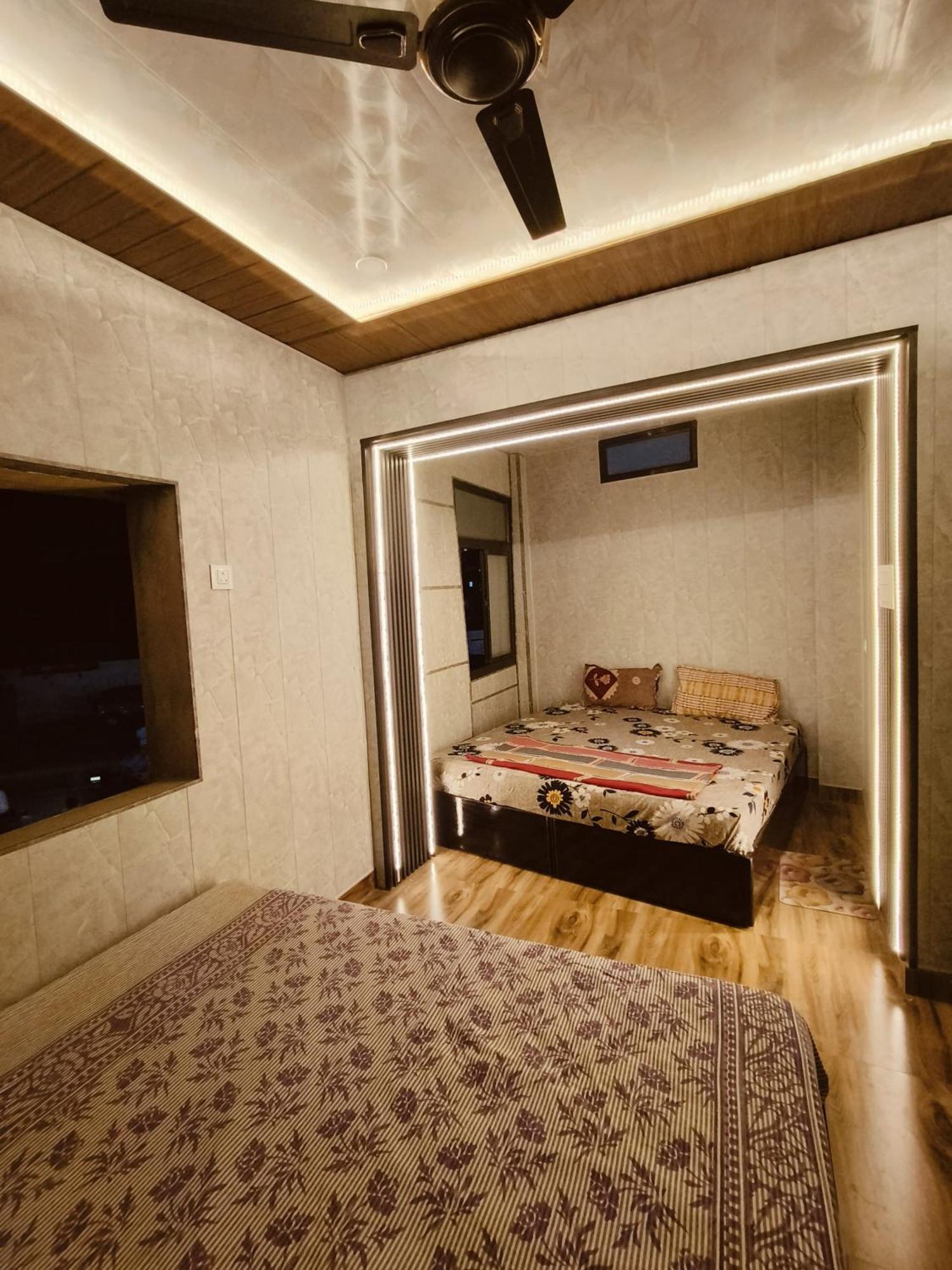ורנאסי Namo Guest House Only For Indians מראה חיצוני תמונה
