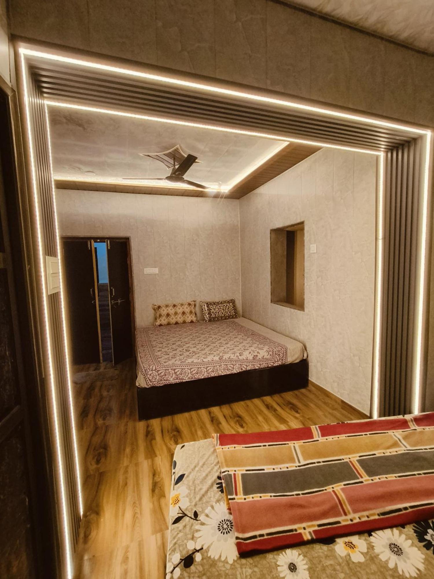 ורנאסי Namo Guest House Only For Indians מראה חיצוני תמונה