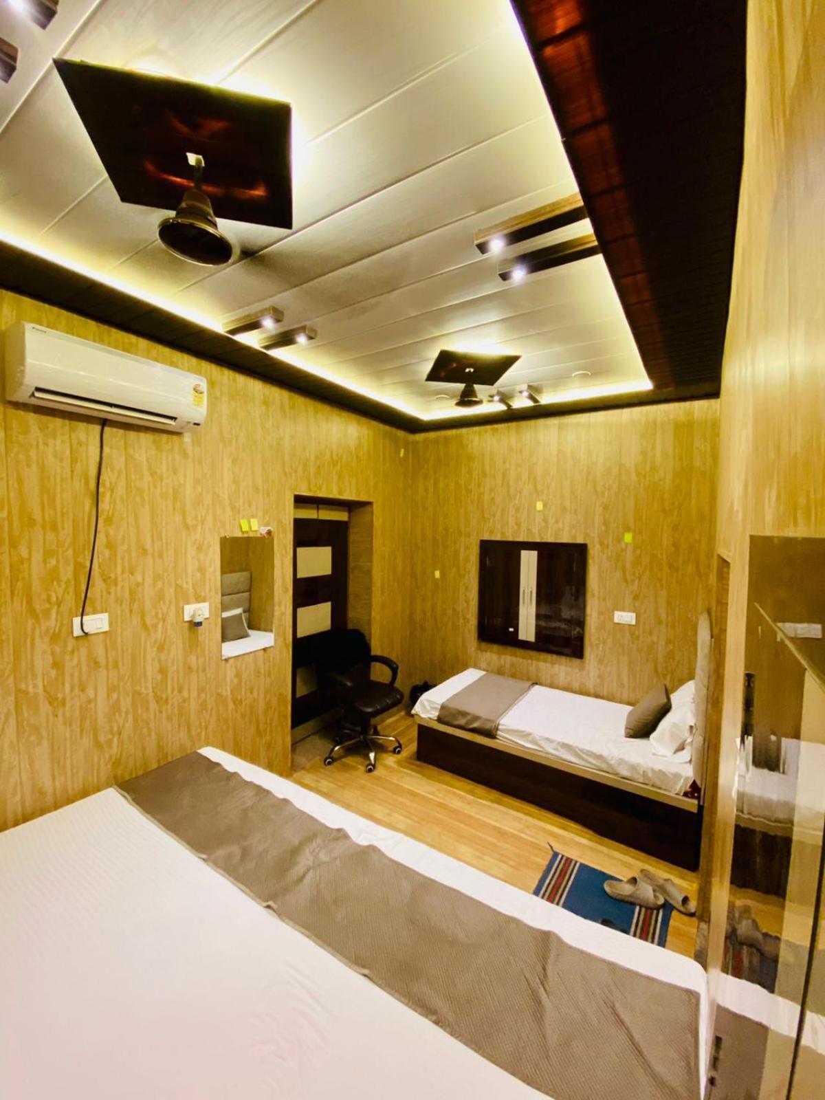 ורנאסי Namo Guest House Only For Indians מראה חיצוני תמונה